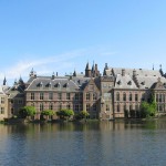 Замковый комплекс в Гааге, на берегу озера Хофвижвер